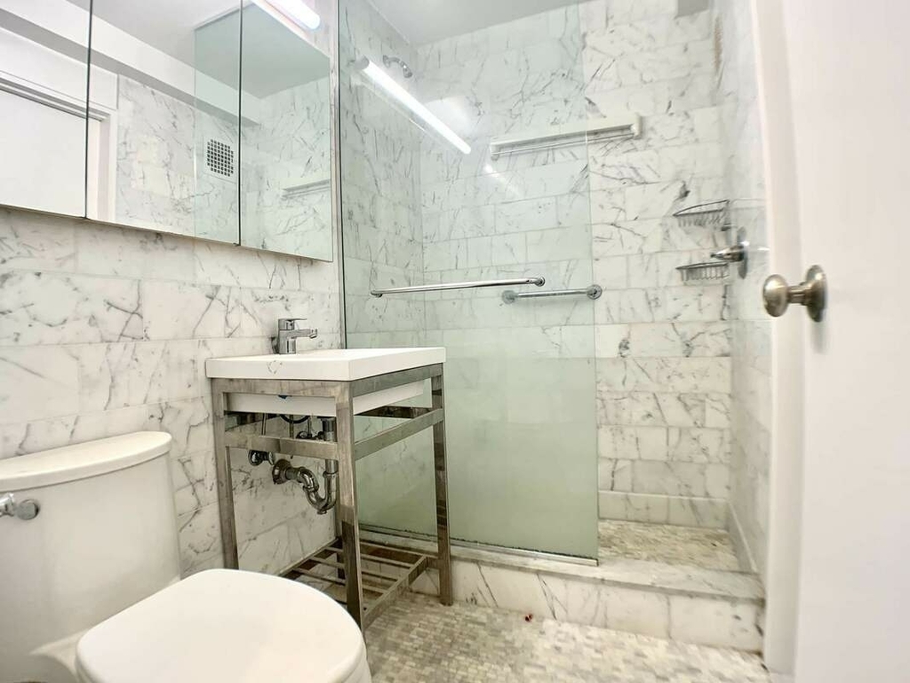 420 East 79th Street - Photo 4