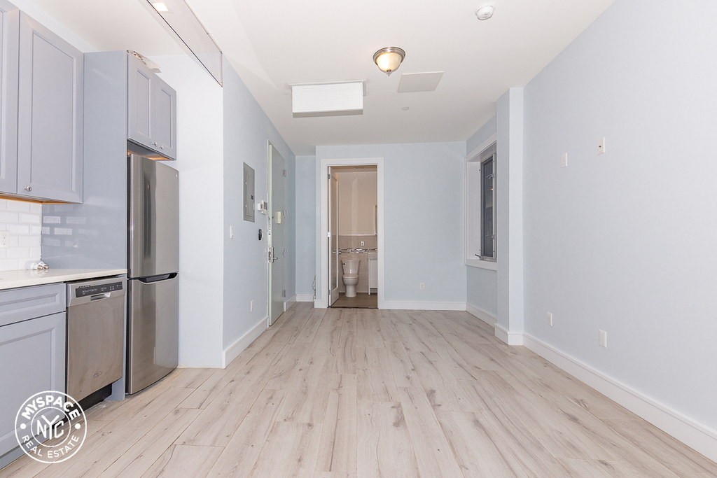 462 Seneca Avenue - Photo 2