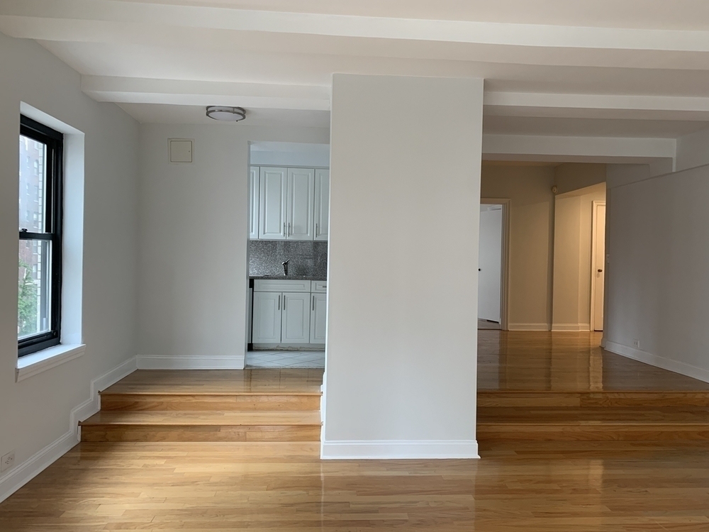 E 57th St - NO FEE - Luxury Building - Photo 1