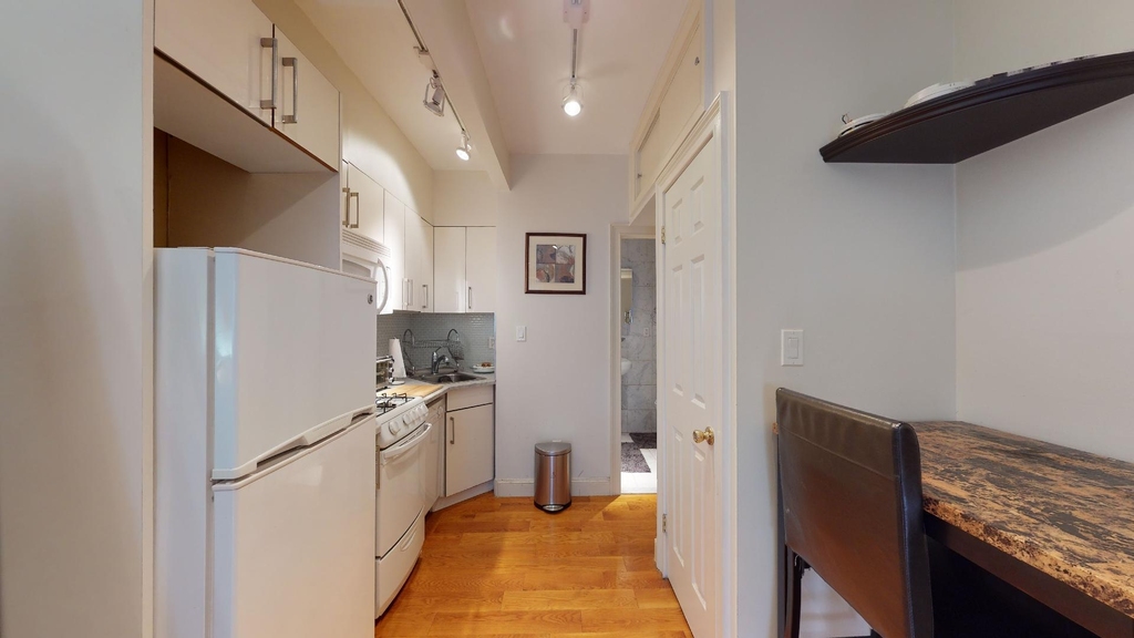 1007 Lexington Avenue - Photo 2