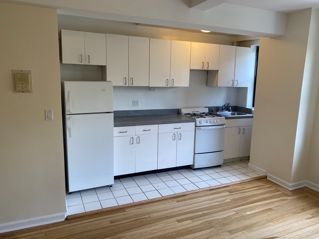 870 Amsterdam Avenue - Photo 3