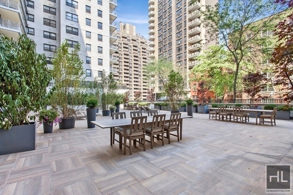 East 86th Street - Photo 10