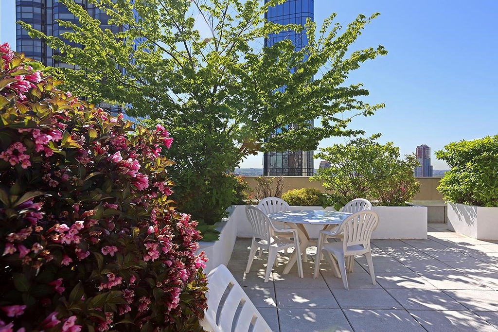 320 East 46th Street - Photo 6