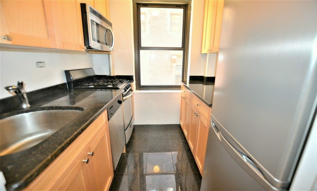 141 East 56th Street - Photo 4