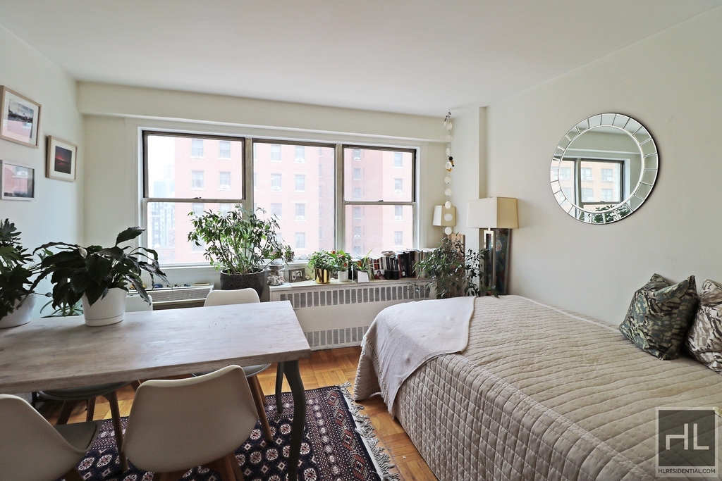 430 West 34 Street - Photo 2