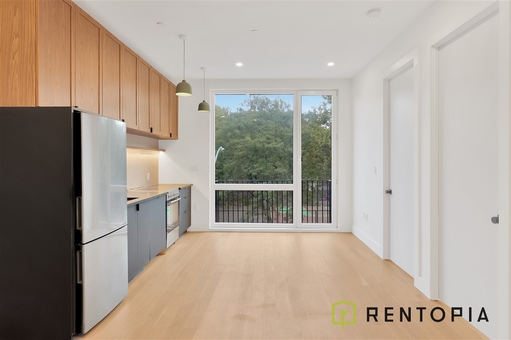 426 Tompkins Avenue - Photo 2