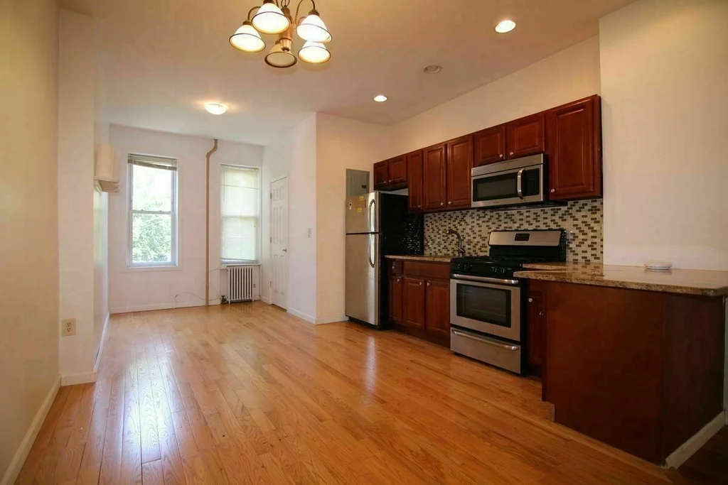 1660 putnam Ave #2L - Photo 1