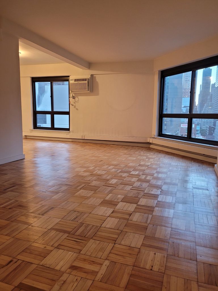 East 51 street second avenue  - Photo 4