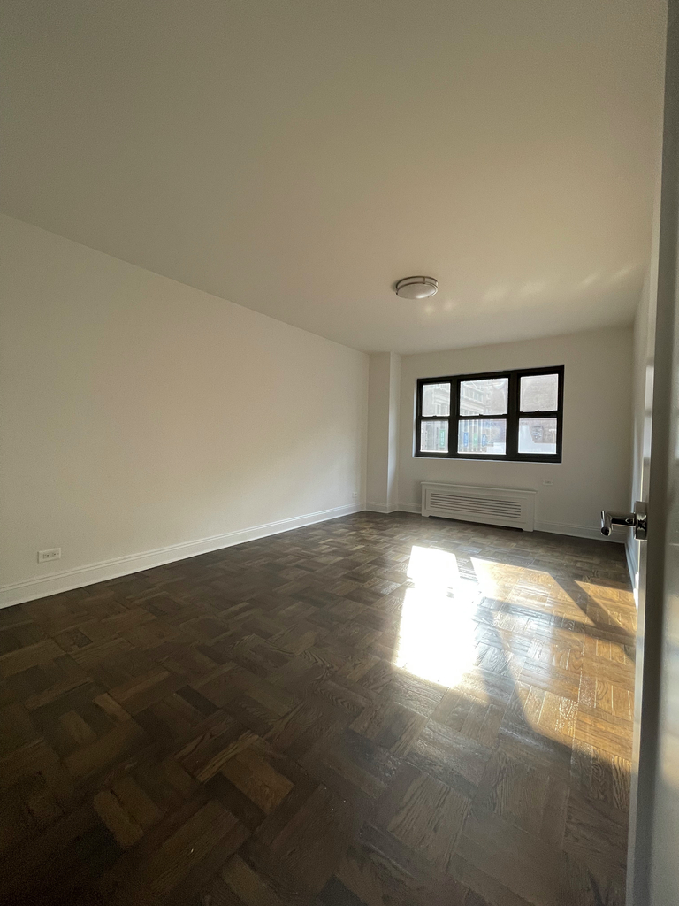 165 East 25th Street - Photo 4