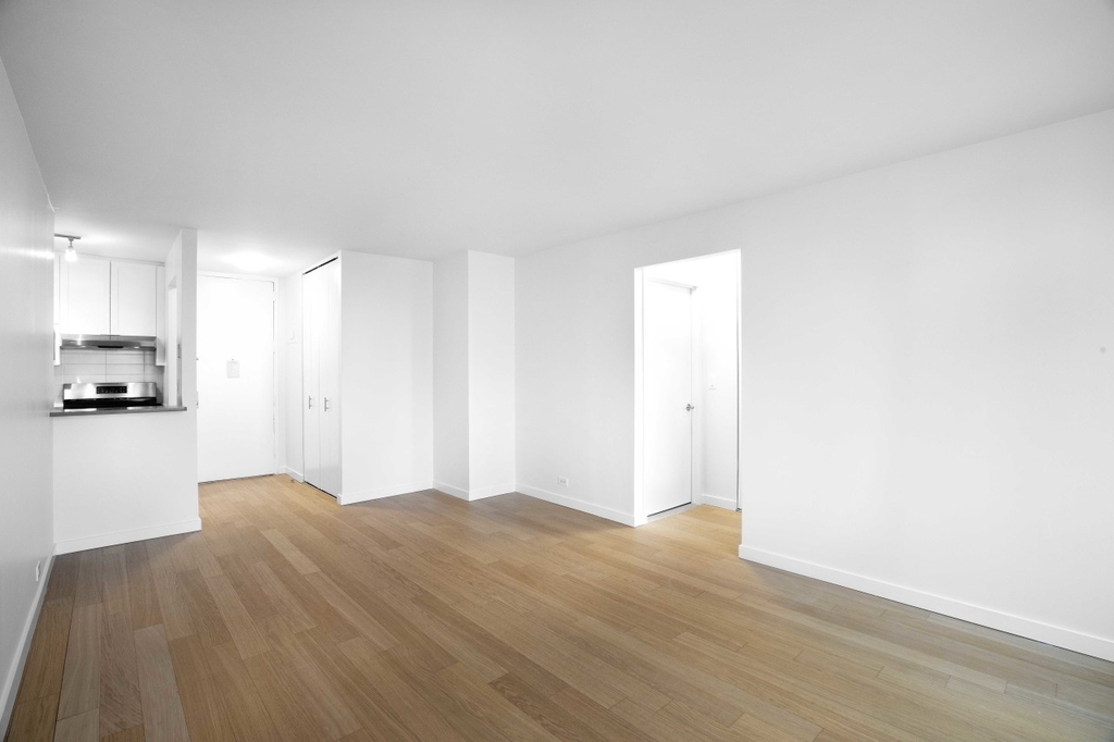 124 West 60th Street - Photo 4