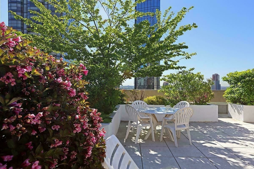 320 East 46th Street - Photo 7