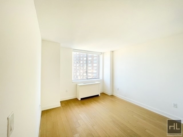 East 54 Street - Photo 3