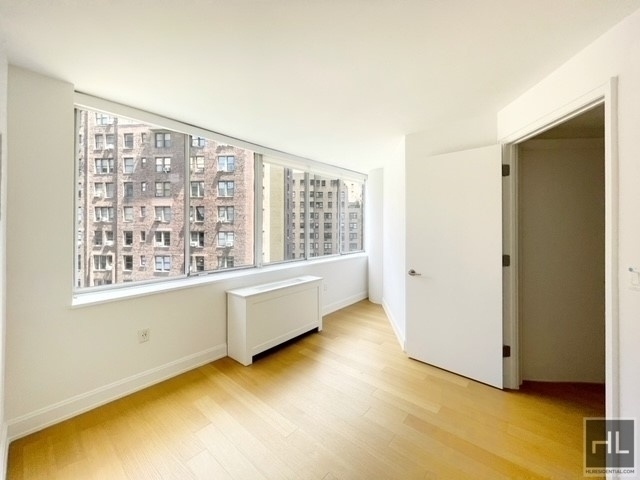 East 54 Street - Photo 7