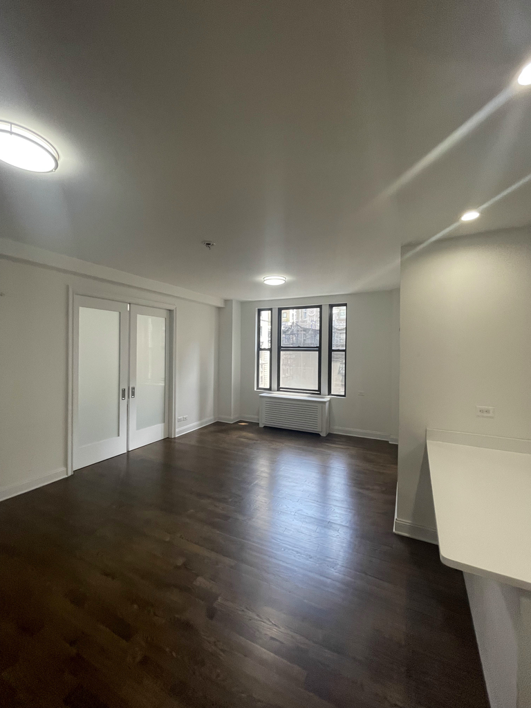 200 West 58th Street - Photo 10