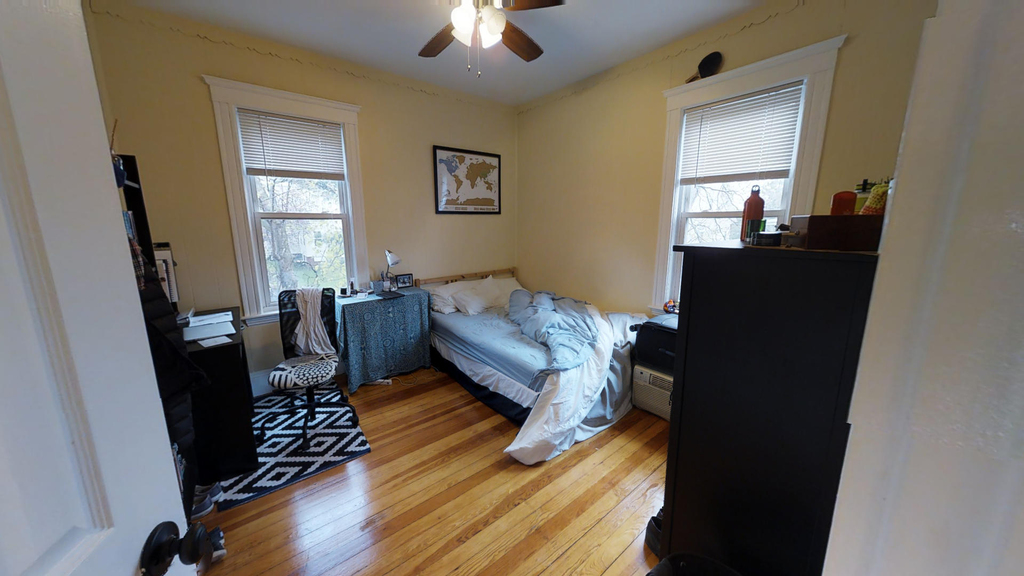 NO FEE - 4 Beds/2bath with DECK in the heart Porter Sq.  - Photo 6