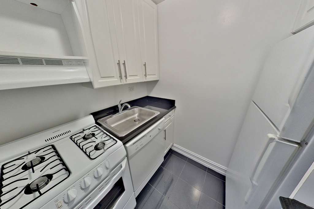 1680 York Avenue - Photo 5