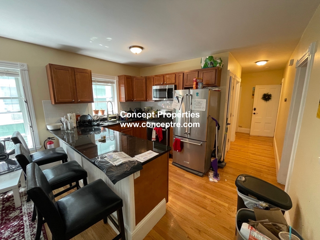 NO BROKER FEE - 4beds/2baths in the heart of Davis Sq.  - Photo 2