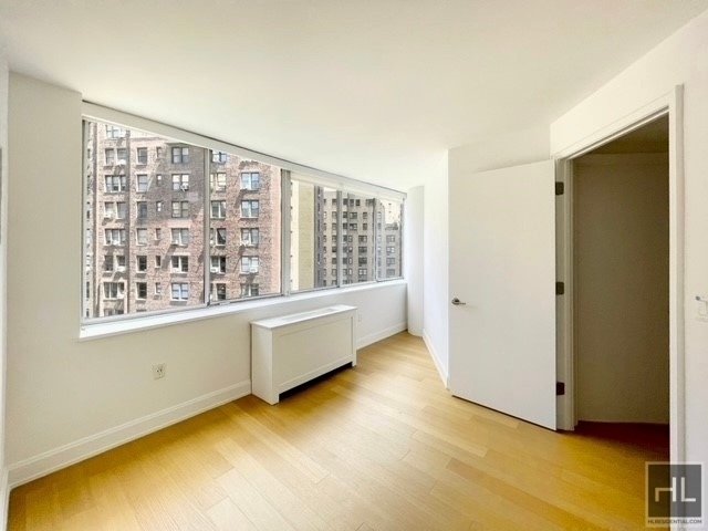 East 54 Street - Photo 2