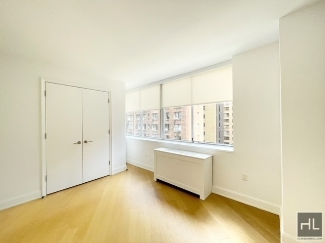 East 54 Street - Photo 2