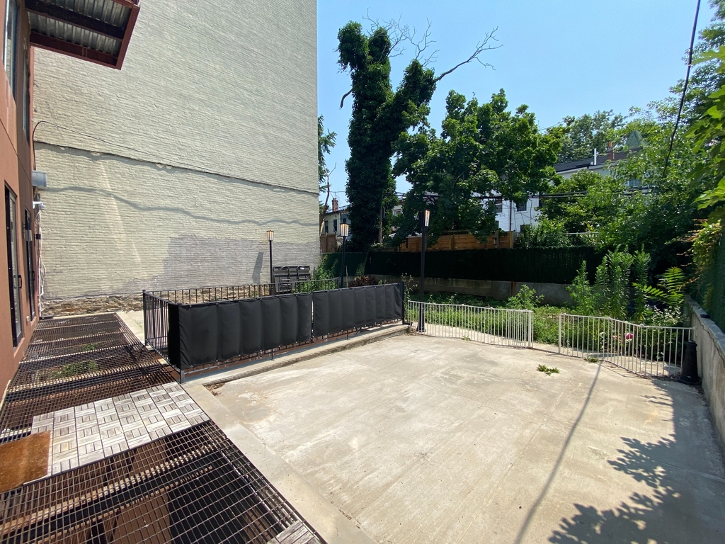 244 Hawthorne Street - Photo 11