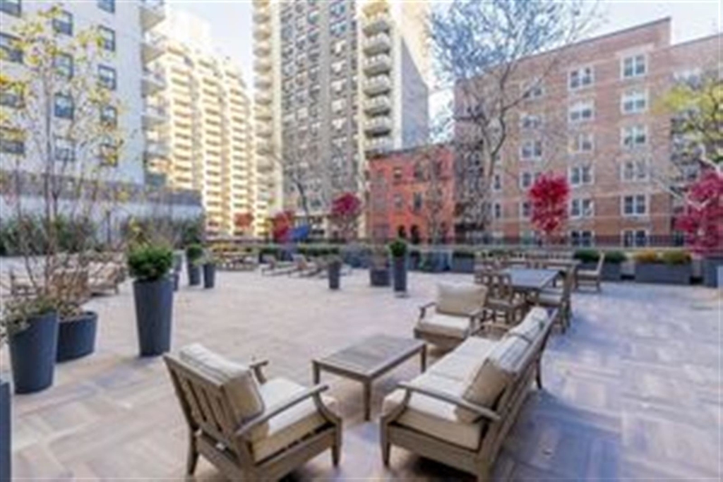 East 86th Street - Photo 17