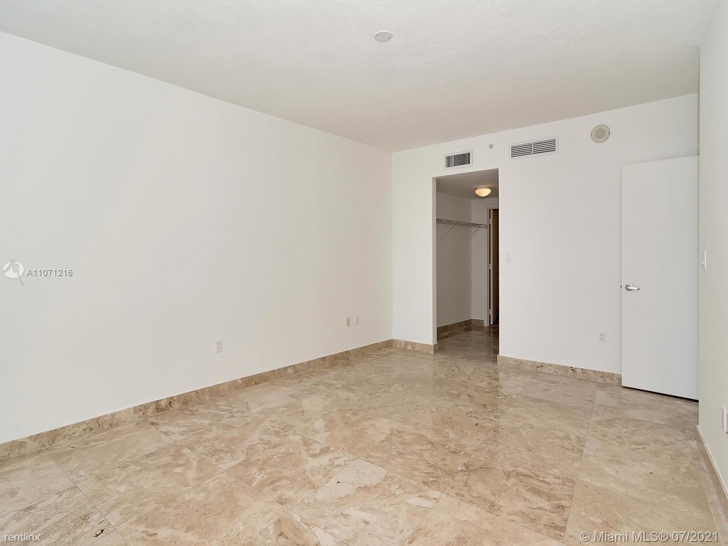 1750 N Bayshore Dr Apt 1515 - Photo 4