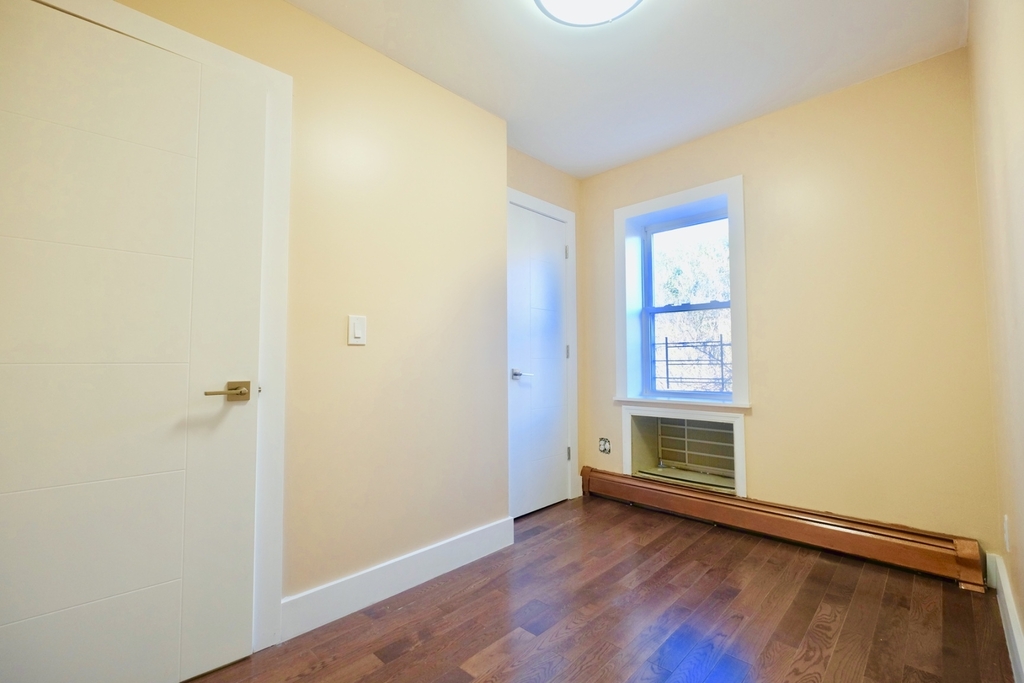 1675 Sterling Pl - Photo 4