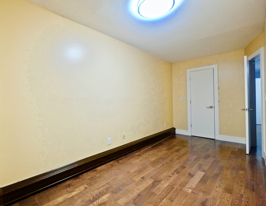 1675 Sterling Pl - Photo 2