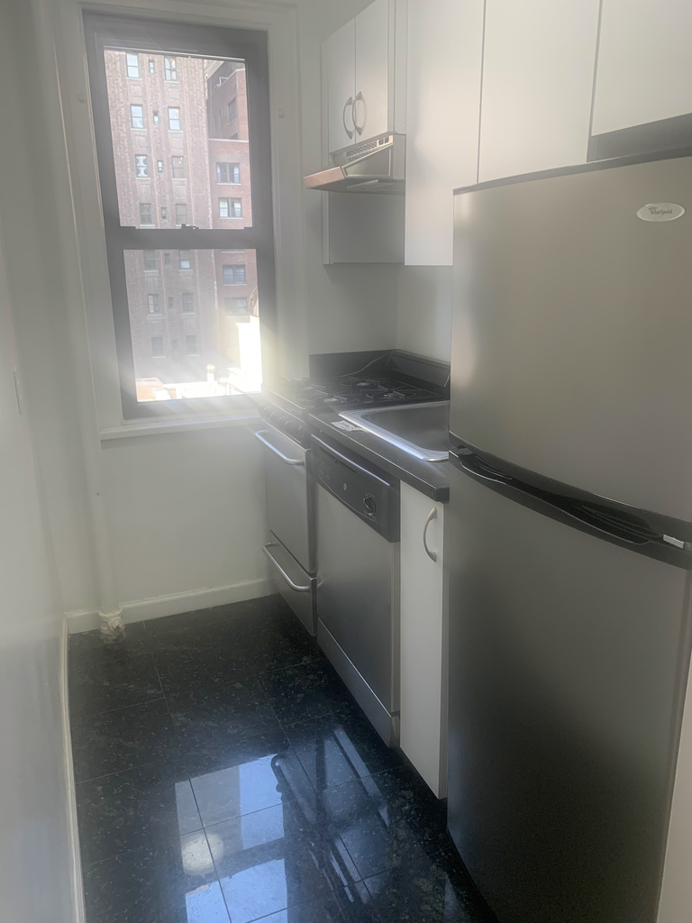 137 East 38th Street - Photo 4