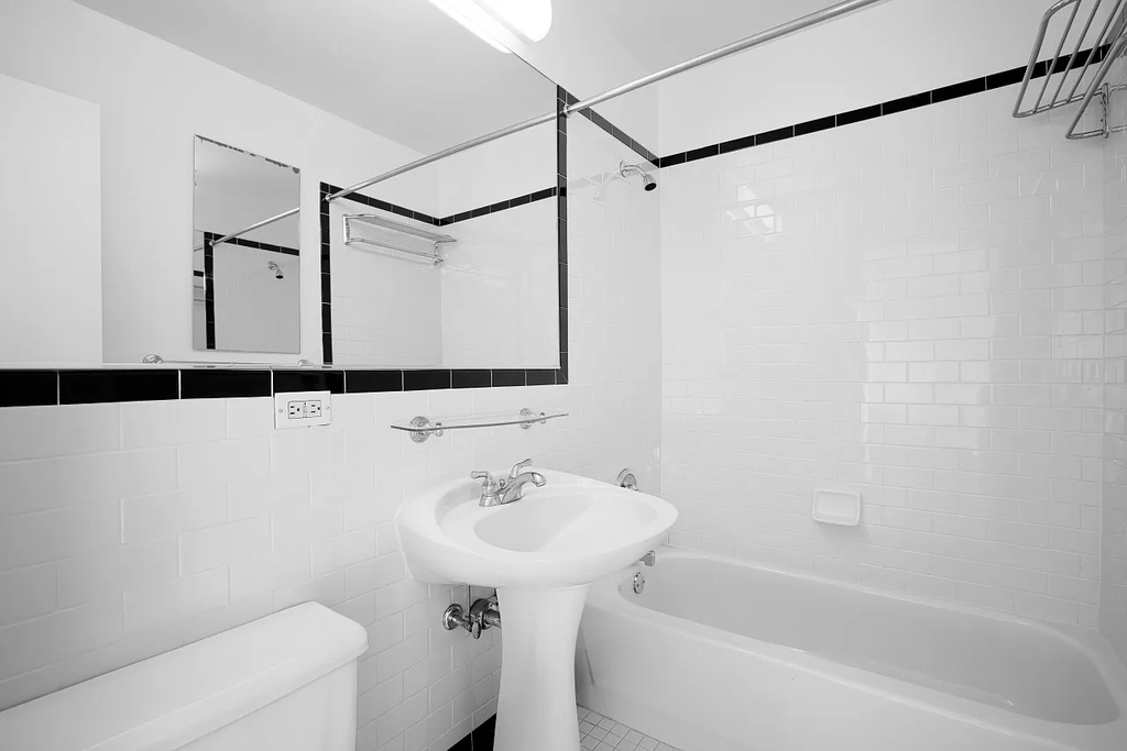 420 West 42nd Street - Photo 6