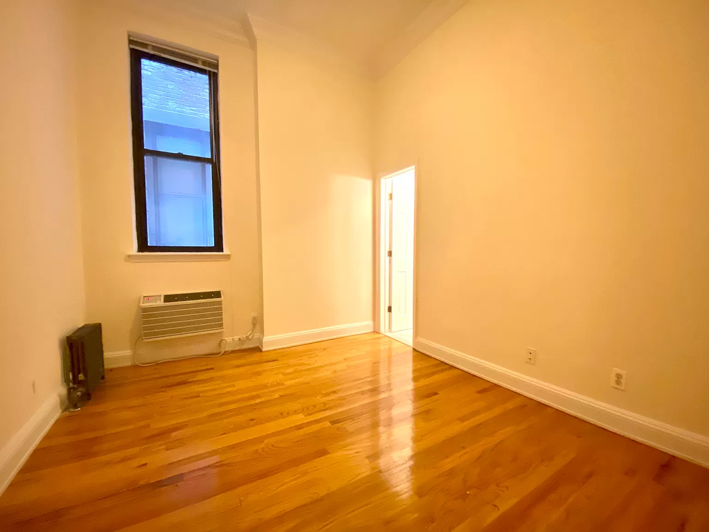 130 East 24th Street - Photo 5