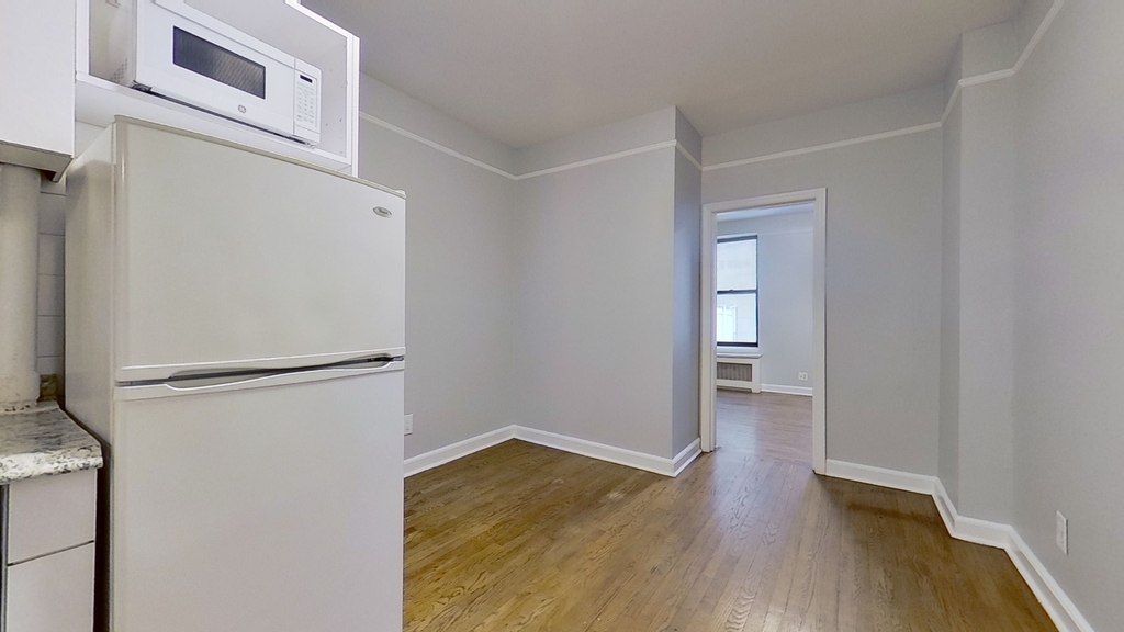 324 East 61st Street - Photo 4