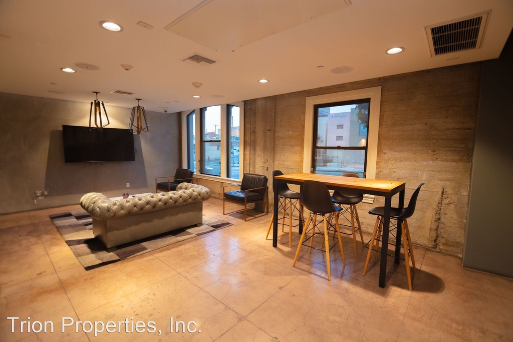 1136 W 6th Street - Photo 8