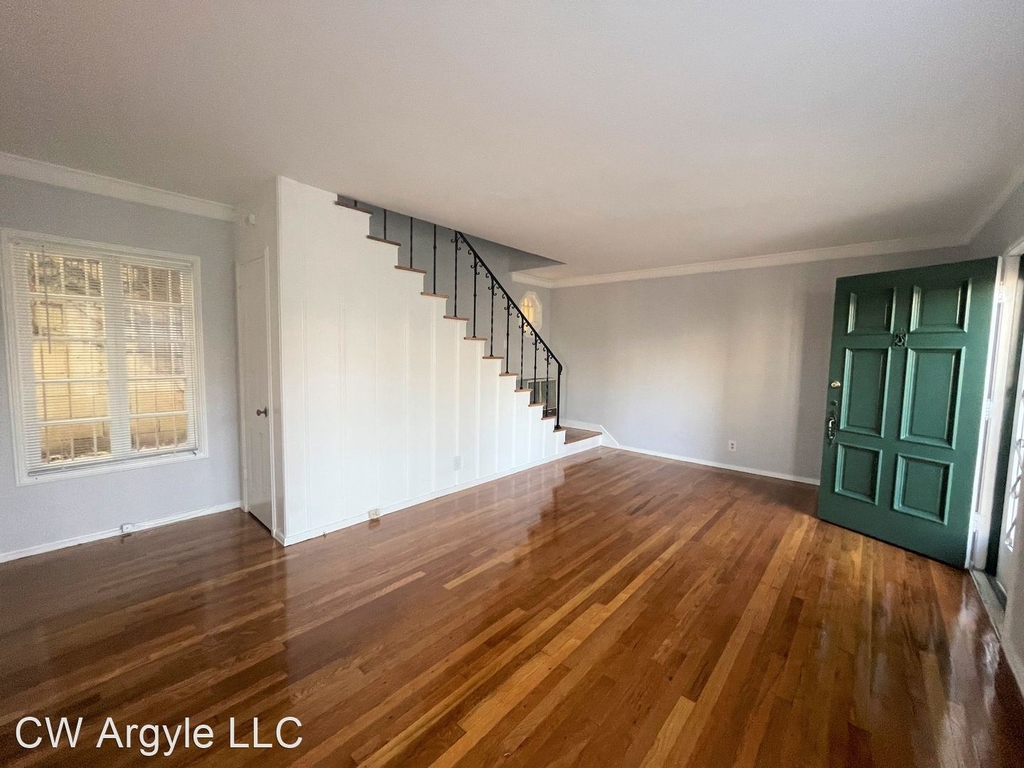 2026 Argyle Ave - Photo 2