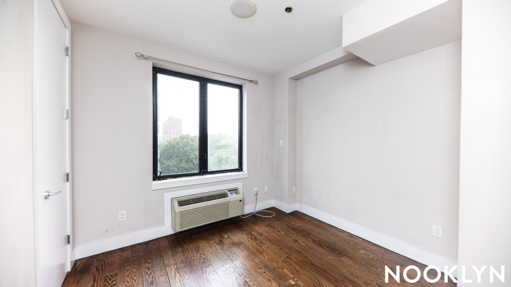 112 Manhattan Avenue - Photo 8