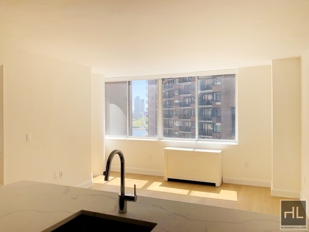 East 54th Street - Photo 1