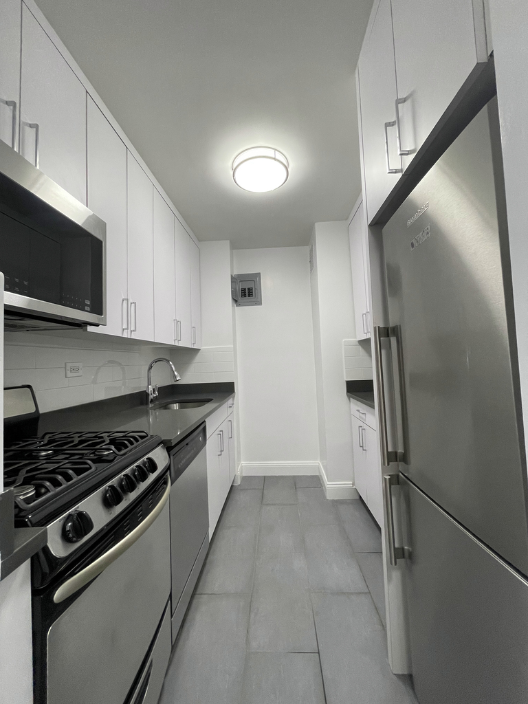 240 East 82nd Street - Photo 9