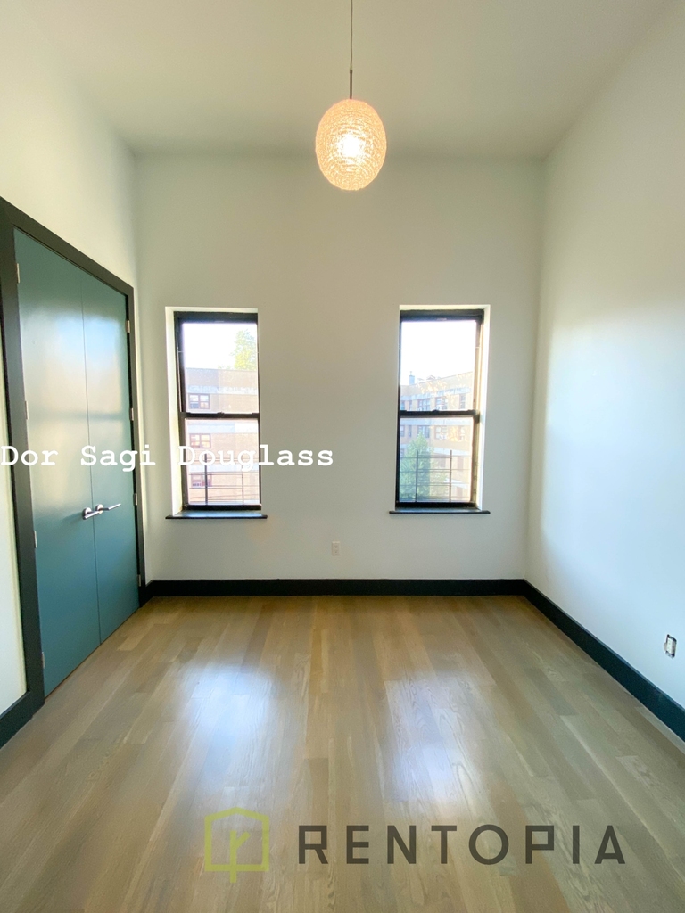 202 Scholes Street - Photo 2