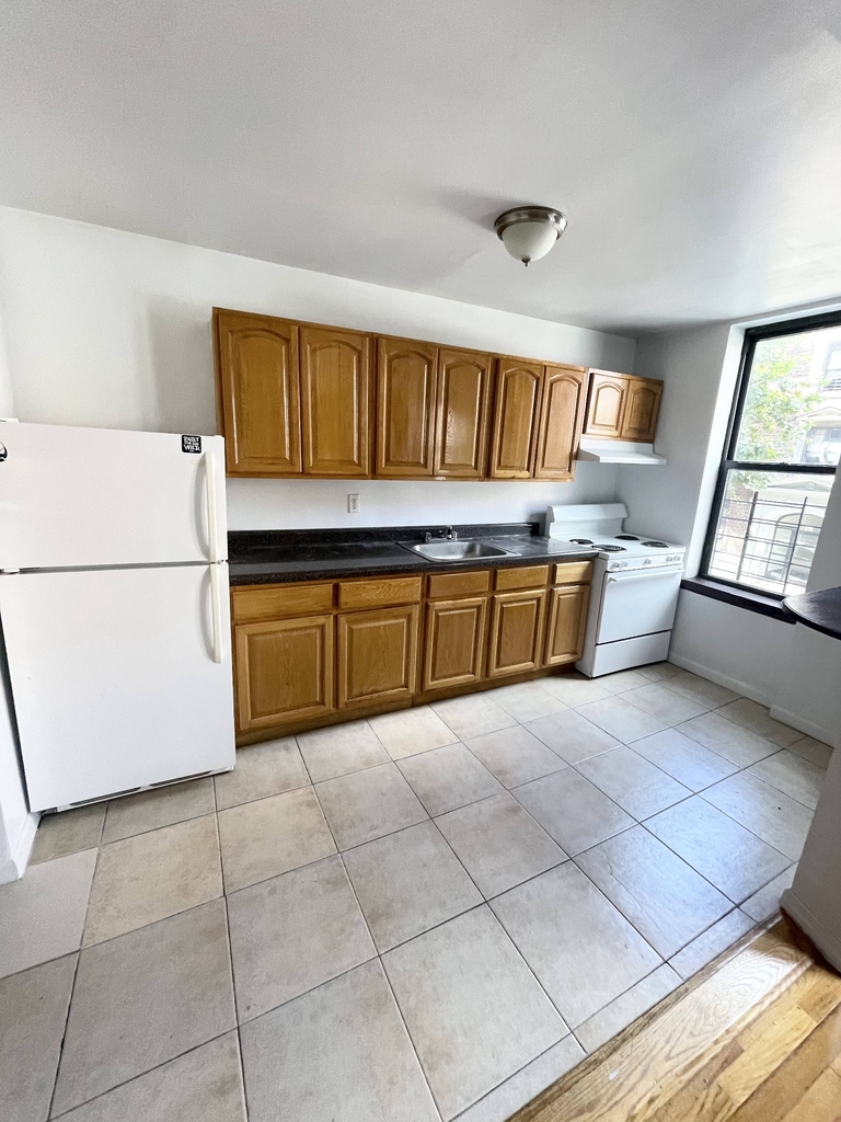 585 East 21st Street - Photo 3