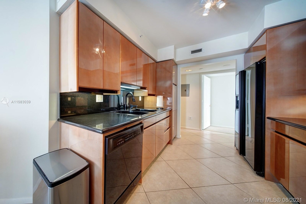 18671 Collins Ave - Photo 16