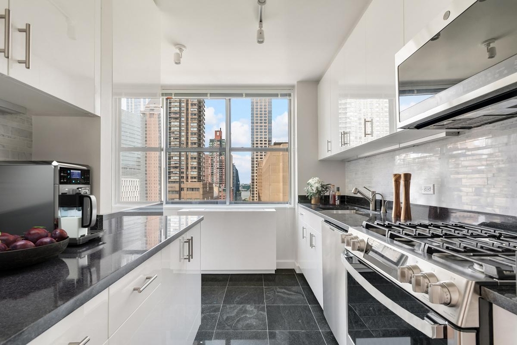 45 West 60th Street - Photo 2