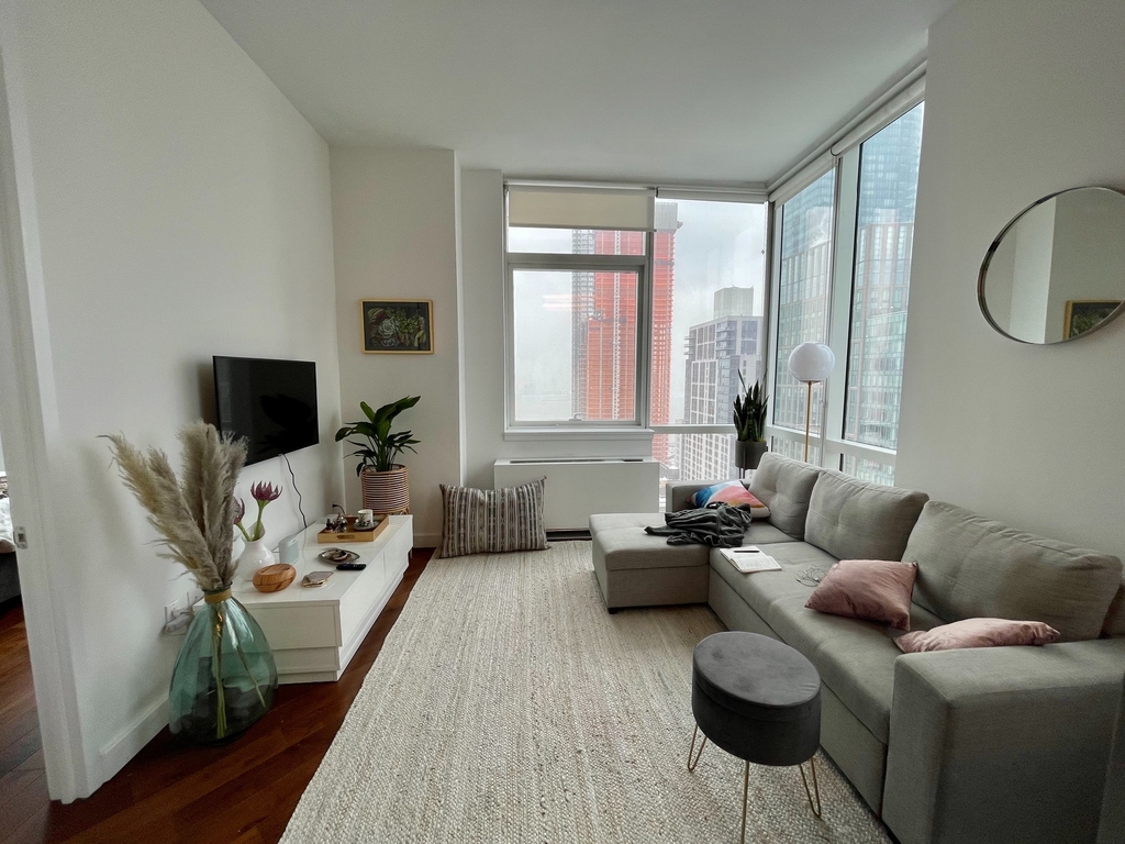 507 West 28th Street - Photo 1