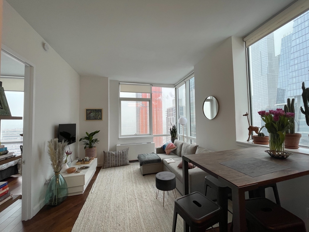 507 West 28th Street - Photo 0