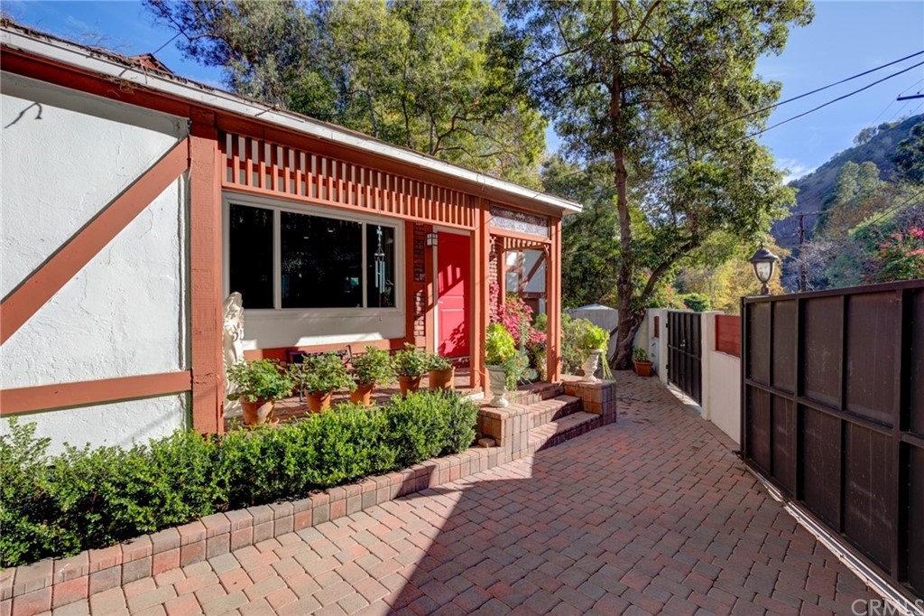 2304 Laurel Canyon Boulevard - Photo 2