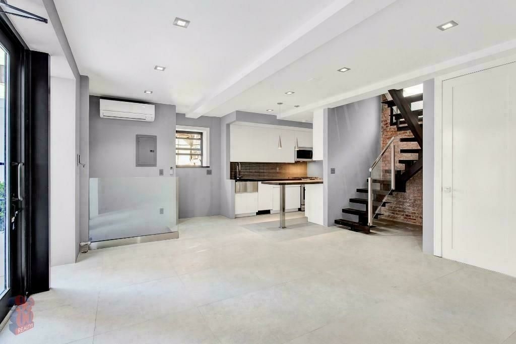 213 East 26 St - Photo 4