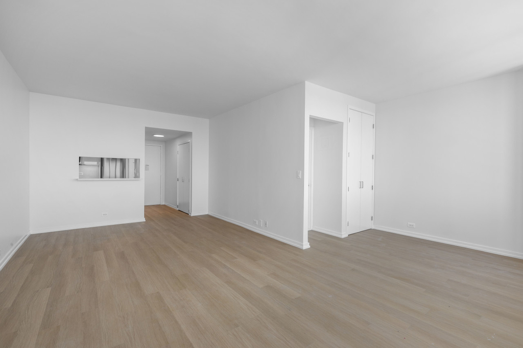 124 West 60th Street - Photo 2