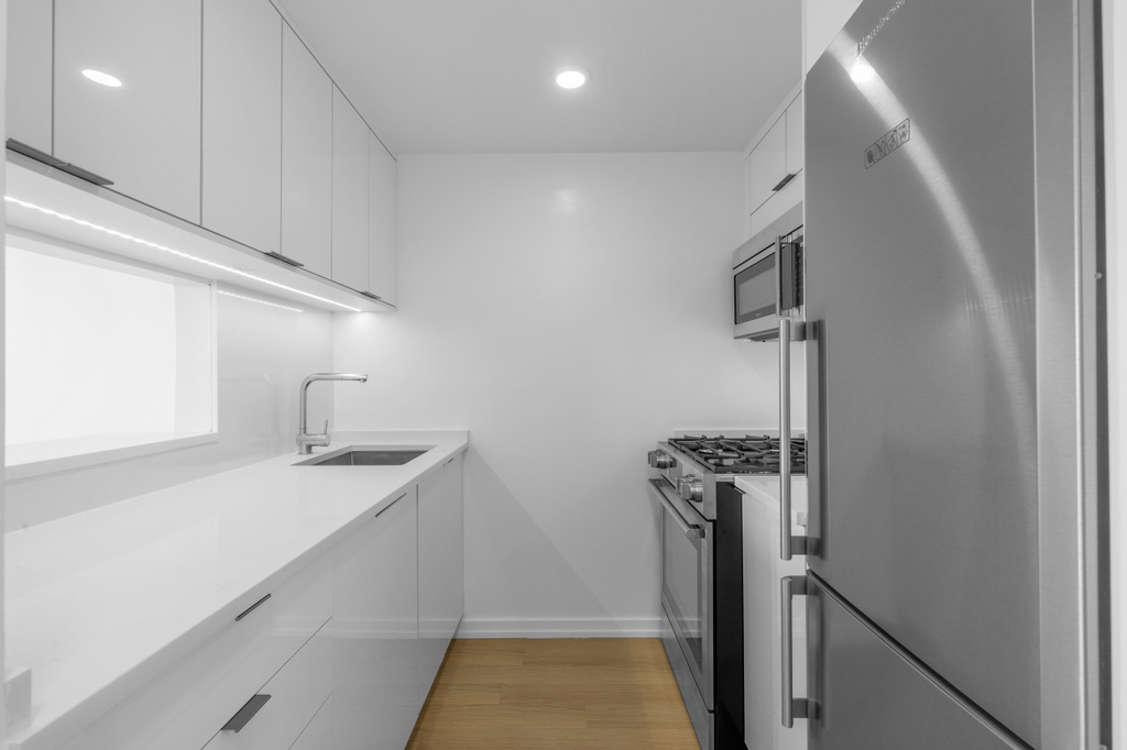 124 West 60th Street - Photo 3