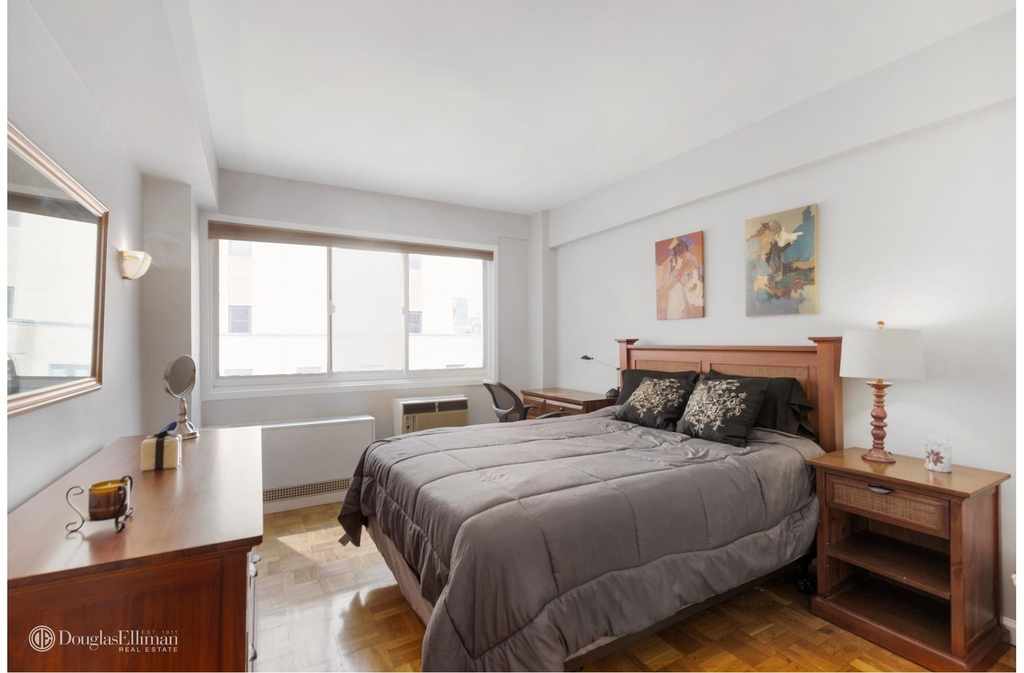 240 East 55th St - Photo 3