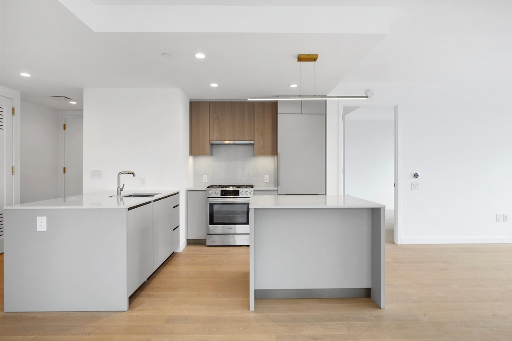 3  Court Sq - Photo 2