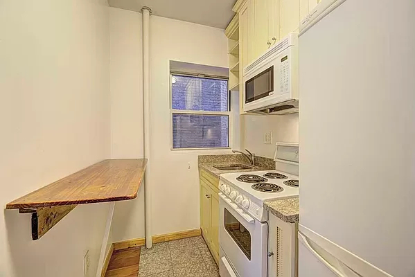 524 East 11th Street - Photo 2